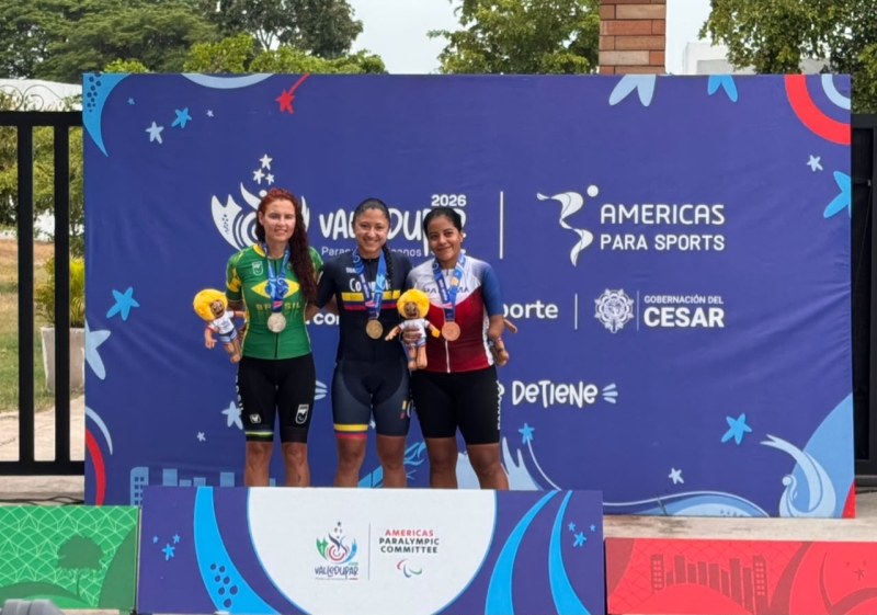 La corredora del Equipo Bogotá, Paula Ossa (centro) ganó dos medallas de oro en paracycling en los Juegos Parasuramericanos Valledupar 2026. Foto Prensa Juegos.