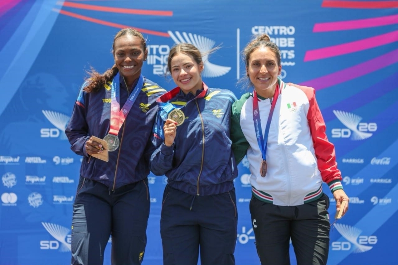 La patinadora bogotana Gabriela Rueda (centro), feliz con su medalla de oro en los Juegos Centroamericanos y del Caribe, único título que le faltaba a su rico palmarés. A su lado, Kollin Castro (izq.) y Valentina Letelier, de México (der.). Foto cortesía Prensa Santo Domingo 2026.