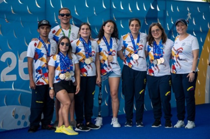 El Equipo Bogotá de Paranatación consiguió 21 medallas para Colombia en los II Juegos Parasuramericanos Valledupar 2026. De izquierda a derecha: Santiago Villota, Moisés Fernández (DT), Sara Vargas (abajo), Sharit Yunque, Laura Ladino, Michel Cortés, Laura González y Darly Casas (DT). Fotos IDRD
