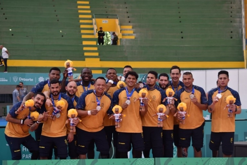 Selección Colombia de voleibol sentado, masculino, que fue subcampeona y medalla de plata en los II Juegos Parasuramericanos Valledupar 2026. Foto cortesía CPC.
