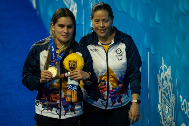 Sharit Yunque (izq.), ganadora de la primera medalla de Bogotá en paranatación en los II Juegos Parasuramericanos Valledupar 2026, con la entrenadora Darly Casas. Foto IDRD, Daniel Pérez, enviado especial.