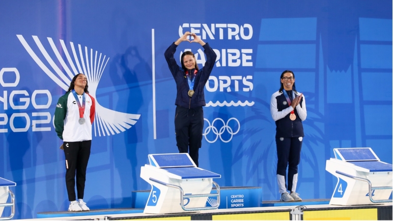 La nadadora bogotana Sirena Rowe (centro), ganó la medalla de oro en los 50 metros libre femenino, e impuso nuevo récord para esta prueba en los Juegos Centroamericanos y del Caribe. Foto cortesía COC.