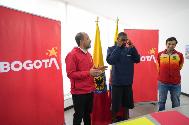 Durante su visita al IDRD, Ronal Longa explicó cómo ha trabajado la parte física y especialmente la parte mental, para tener el rendimiento que tiene ahora. Con él, Daniel García Cañón (izq.), director del Instituto, e Iván Morales, subdirector de Recreación y Deporte. Foto IDRD.