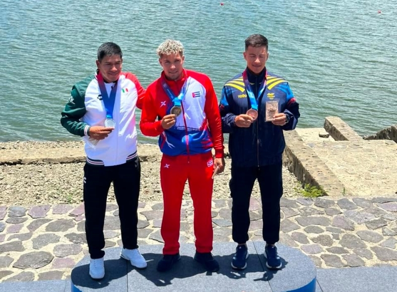 Daniel Pacheco (derecha), ganó dos medallas de bronce en canotaje en la jornada de los XXV Juegos Centroamericanos y del Caribe 2026. Foto IDRD / Fernando Ávila.