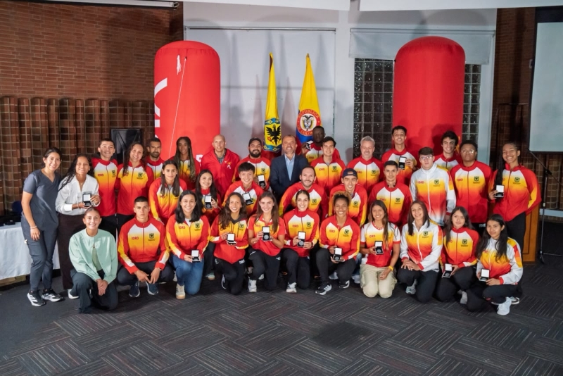 Varios de los medallistas del Equipo Bogotá en los Juegos Centroamericanos y del Caribe Santo Domingo 2026, fueron homenajeados por el IDRD en la Plaza de los Artesanos, reconociendo su esfuerzo y dedicación. Foto IDRD.