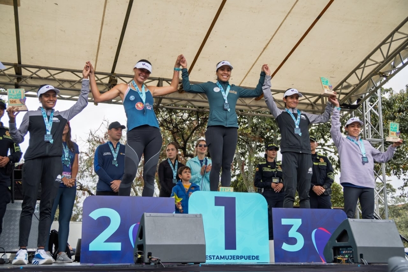 El podio de la Carrera de la Mujer 2026. En el tercer lugar, la olímpica Angie Orjuela, del Equipo Bogotá, quien se recupera de una lesión y apenas está volviendo. Foto IDRD.