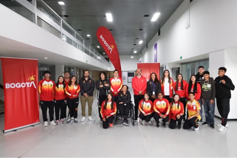 Varios deportistas estuvieron en la posesión de los miembros de la Comisión de Atletas del Equipo Bogotá, junto al director del IDRD Daniel García, y al subdirector de Deportes, Iván Morales. Foto IDRD.