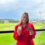Paula Aguirre mostrando dos medallas