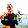 Martha Hernández mostrando su medalla de oro