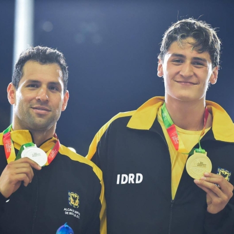 Gabriel Arias y Omar Pinzón, ganadores del oro y la plata en los 50m espalda masculino 