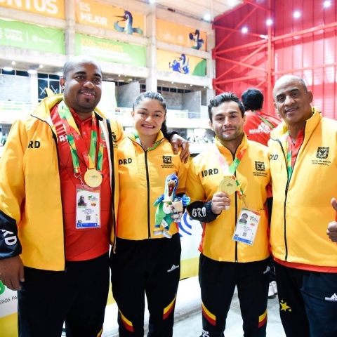 De izq a der. Yoandris Creagch (DT), Aixa Celene Rojas, John Futinico y Omar Florido (DT).