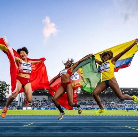 Natalia Linares (der.) fue tercera en el Mundial Universitario y ahora va al Nacional Interligas, los Juegos Panamericanos Junior Asunción 2025 y el Mundial de Tokio. Foto prensa evento.