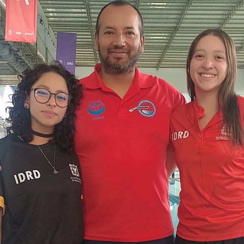 Las paraactividades subacuáticas se estrenan en los Juegos Mundiales en Chengdú, China, con la paraapnea dinámica. Dos bogotanas representarán a Colombia., Yuritza Arévalo (izq.) y María Carolina Rodríguez (der ); van con el entrenador Jimmy Acosta. Foto IDRD.