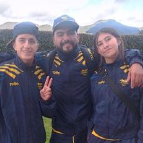 Juan Carlos Polanía (izq.), el entrenador Carlos Mayorga, y Luna Garzón (der.), el equipo de patinaje skateboarding en Los Panamericanos Junior Asunción 2025. Foto IDRD.
