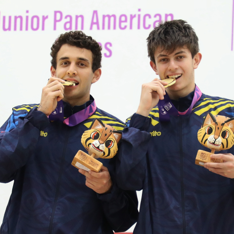 Juan José Torres Lara (izq.) y Juan Antonio Irisarri Suárez (der.), de squash, los dos máximos medallistas del Equipo Bogotá en Asunción 2025. Foto cortesía COC. 