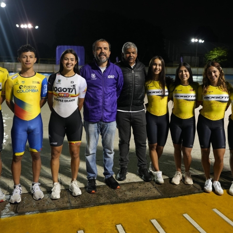 El director del IDRD, Daniel García (centro, de morado), con la mayoría de los deportistas del Equipo Bogotá que viajaron al Mundial de Patinaje de Carreras en China. Aparecen (izq. a der.) Diego A. Molina, Julián F. Pinilla, Rommel Velásquez, Gabriela Rueda, Daniel García, Elías Del Valle (entrenador), Manuela Rodríguez, Karol E. García, Manuela Saldarriaga, Marian Imitola, Angie K. Loaiza y Janier S. Camacho. Foto IDRD  