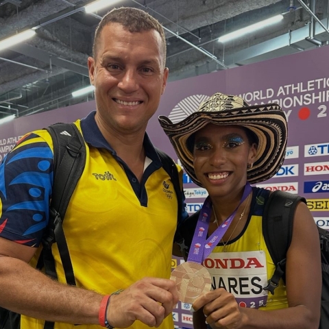 El entrenador Martín Suárez y su pupila, Natalia Linares, con su histórica medalla de bronce en el salto largo del Mundial de Atletismo en Tokio. Foto IDRD.