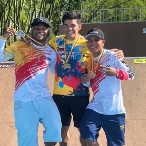 El Equipo Bogotá de BMX Freestyle que estará en el Campeonato Suramericano de Armenia. Aparecen (izq. a der.) Juan Caicedo, Luis Rincón y Saúl Hernández. Foto IDRD.