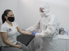 deportista haciéndose una prueba de covid