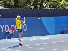 deportista jugando tenis