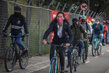 personas montando bici hacia el trabajo