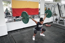 alejandra alvarez levantando pesas