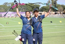 Ana Sofía Villamil y Daniel Jiménez levantando los arcos