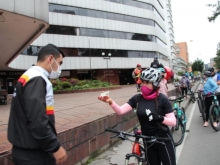 ciclista mostrando cédula