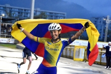deportista con bandera de colombia