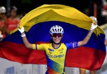deportista con bandera de colombia