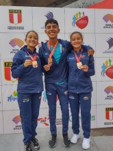 jovenes en el podio