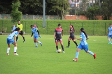 chicas jugando futbol