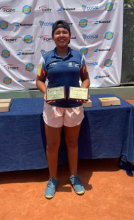 chica deportista con dos reconocimientos