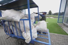 señor reciclando basura