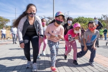 Niños y niñas jugando