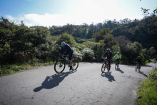 personas montando bicicleta