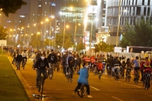 personas en ciclovia de bogotá 