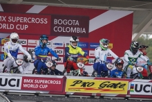 deportistas de bmx compitiendo 
