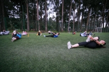 personas ejercitándose en un parque
