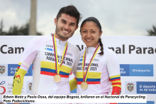 deportistas en el podio