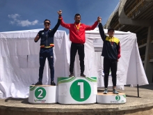 deportistas en el podio
