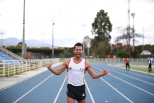 atleta celebrando