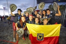 deportistas con bandera de bogotá
