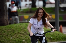 Mujer en bicicleta en un parque