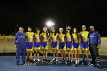 Patinadoras del equipo Bogotá junto a sus entrenadores