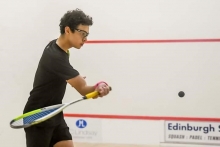 deportista jugando squash