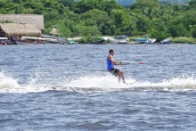hombre esquiando en el agua