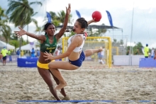 sonia peña jugando volley