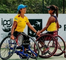Johana Martínez (izq.) y María Angélica Bernal dándose la mano