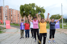 Varias mujeres levantando los brazos
